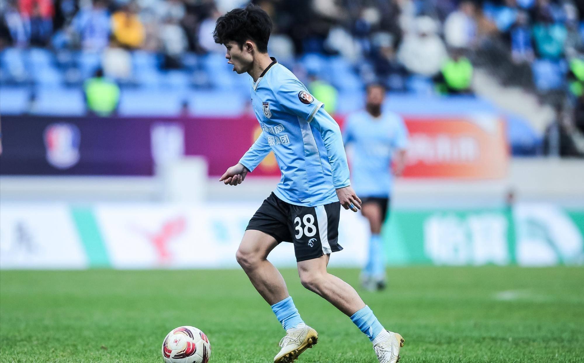 邵佳一国足攻防枢纽首选大连英博小将太亮眼：拦截过人本土第一