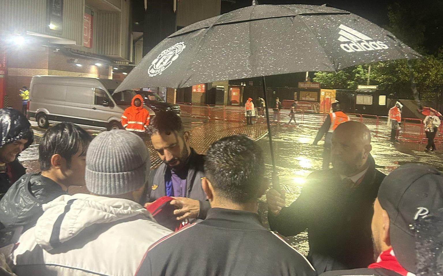 心系球迷！阿莫林赢球后晚上9点冒雨