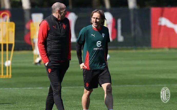 斯基拉丨米兰对魔笛继续留队充满信心