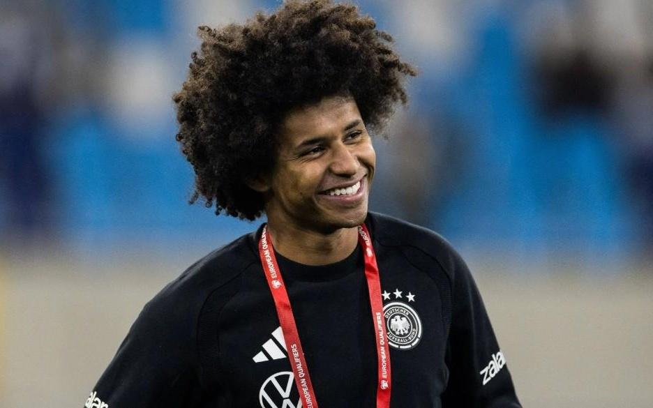 记者：阿德耶米决定明夏离开德甲，曼联