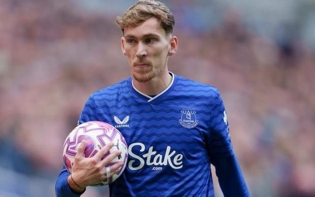 记者：维拉、森林、纽卡争夺明夏合同