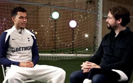 布伦南约翰逊：赢得欧联杯后我戴着奖