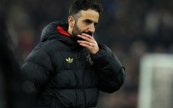 记者:一名曼联青训家长积极奔走,想让儿子进踢狼队的大名单