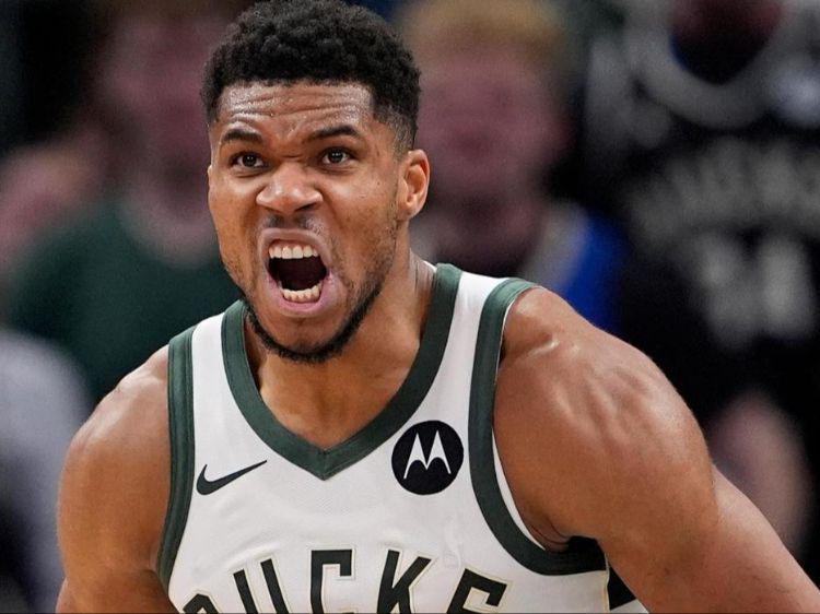 字母哥37+8+7创NBA历史第1神迹，雄鹿爆冷逆转尼克斯！唐斯12中2