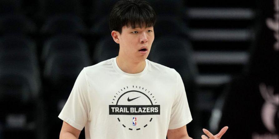 健康第一！杨瀚森因背部拉伤缺战G联赛：穿便装场边观战