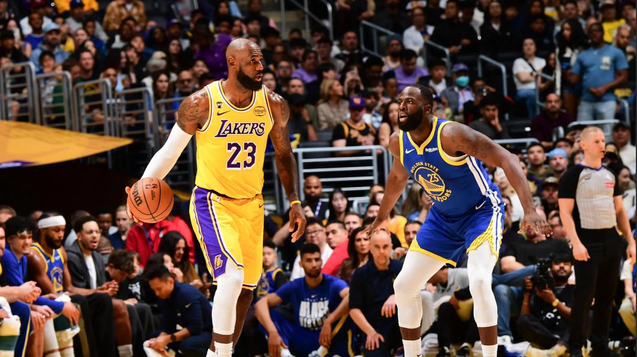 詹姆斯20+7+10创历史第1神迹，湖人力擒勇士，追平火箭！库里缺战