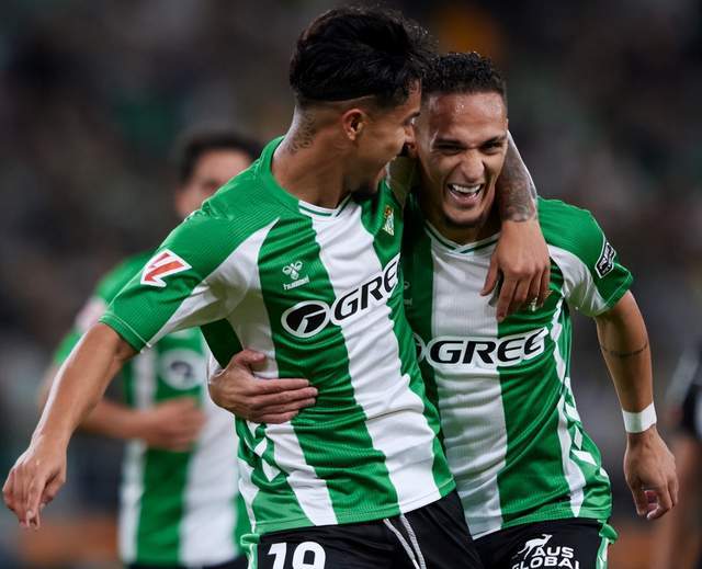 25岁圆神炸裂表演：2脚穿心箭5万人狂