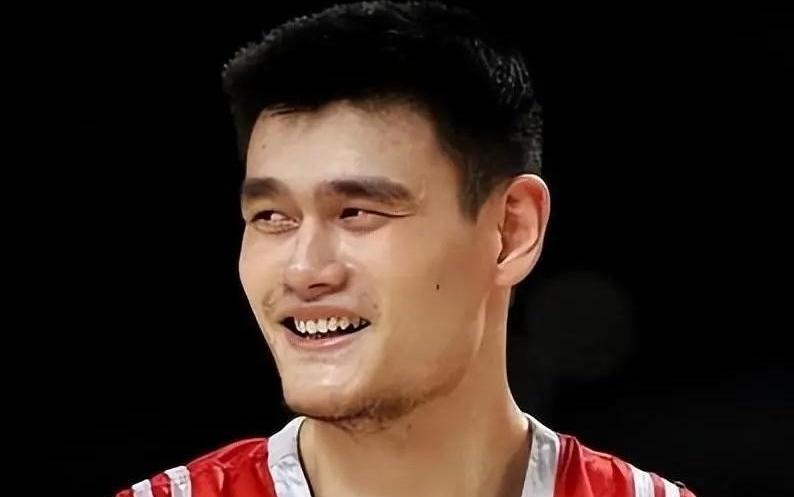 姚明和奥尼尔的实力难分伯仲姚明自己都说了不是奥尼尔的对手