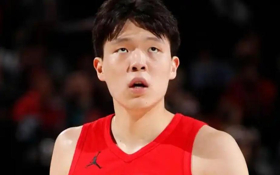 斯普利特发布会赞杨瀚森两场发挥，2点巩固地位，这是锁轮换了