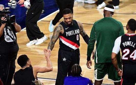 利拉德谈布克决赛表现：我一直在祈祷他投丢