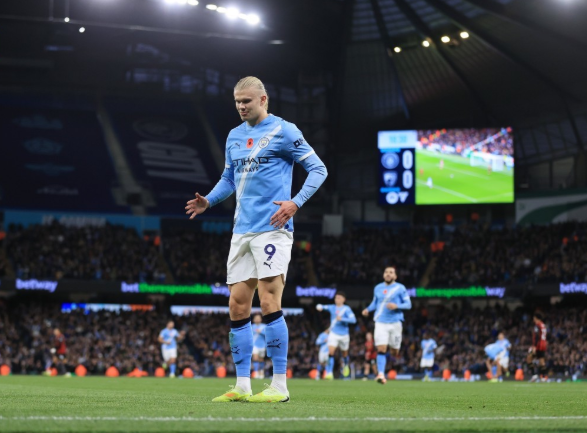 31！哈兰德梅开二度+10轮13球，曼城终结大黑马不败，紧追阿森纳