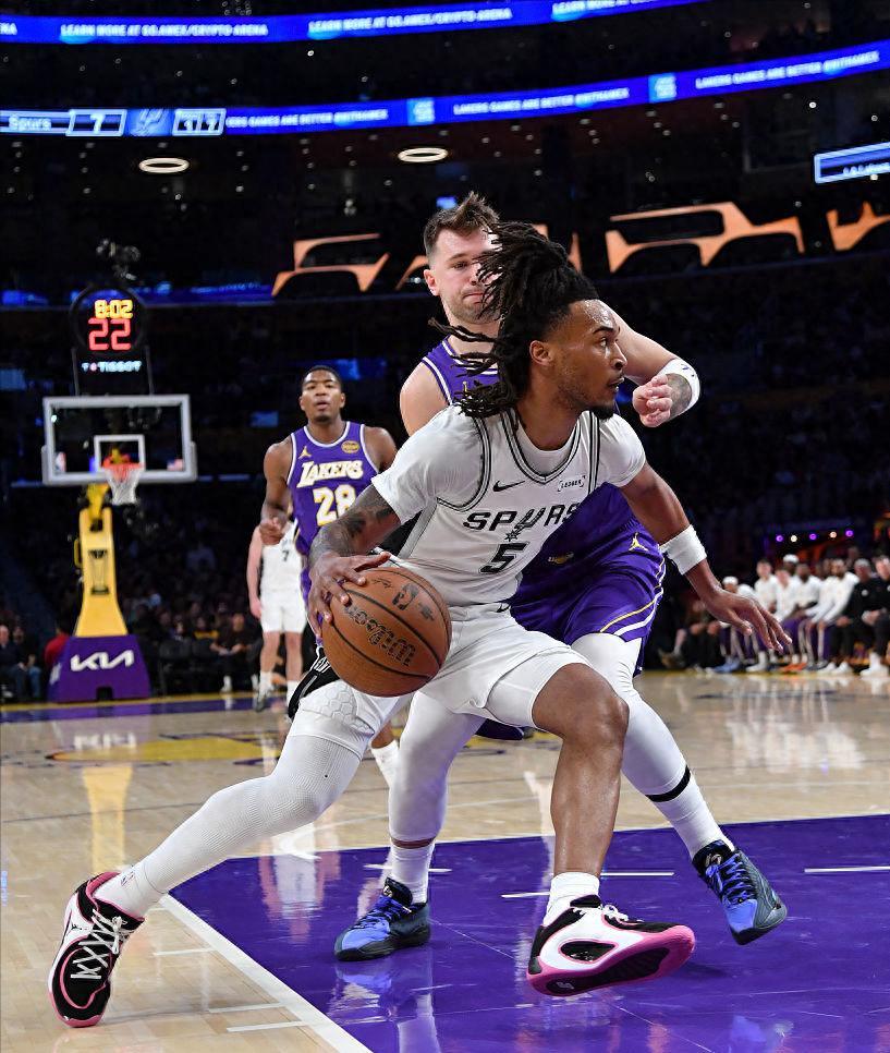 近6战场均失122分！惨败马刺后湖人又获坏消息，该启用范德彪吗