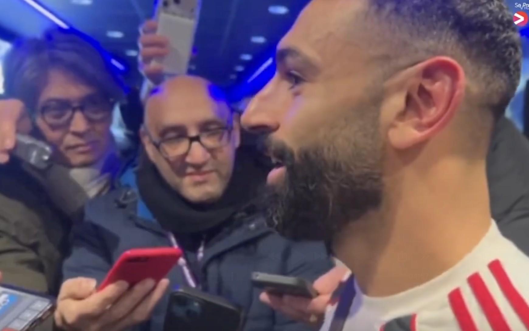 记者：萨拉赫是主动在混合区接受采访