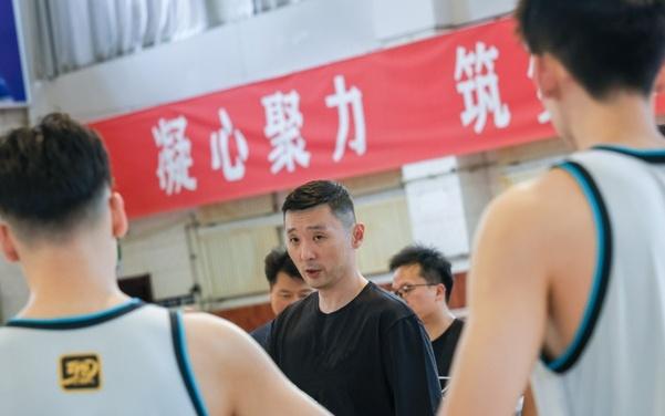 正式官宣！CBA名将加盟新疆男篮，辅佐