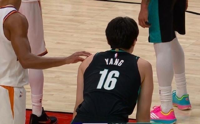 他回来了!杨瀚森时隔8场常规赛再度代表开拓者登场