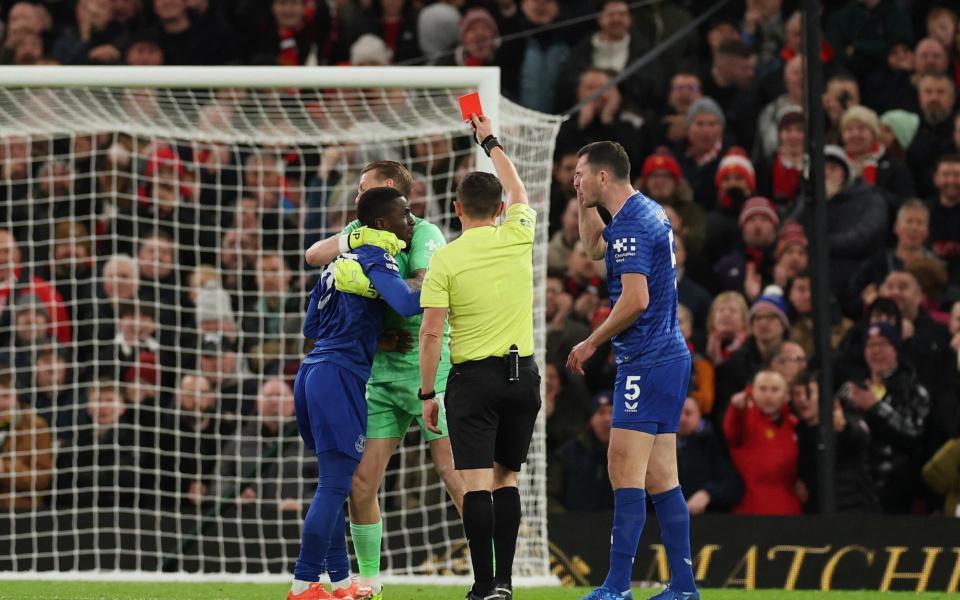 活久见！英超17年后再现赛中内讧互殴