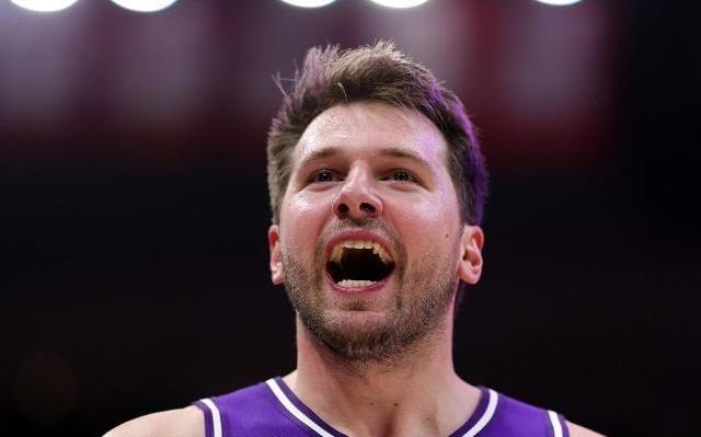 东契奇和比塔泽互喷吃T下场将被停赛！湖人已申诉