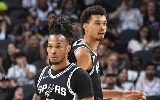 文班亚马和卡斯尔成为马刺队史首对同场砍下三双的组合