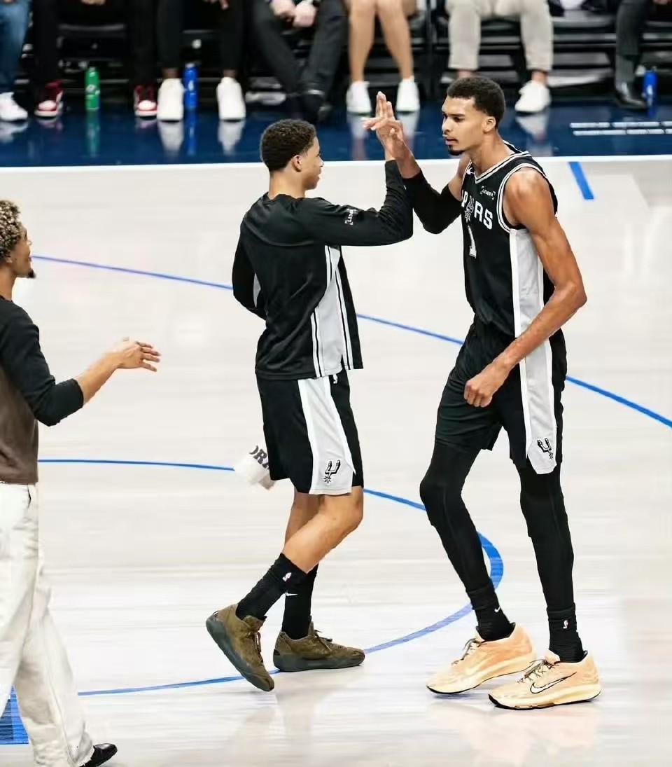 西部第1！NBA杀出大黑马！马刺时隔6年再崛起，文班MVP也不远了