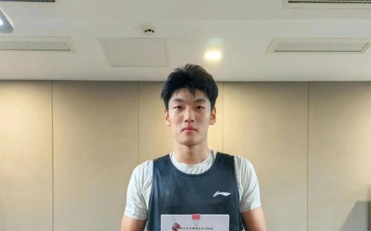 山东男篮官宣与克里斯续约与陈林坚