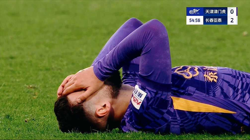 致命的红牌！补时2球！中超命运1战：老牌劲旅痛失好局，球迷落泪