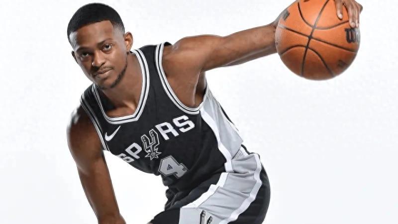 马刺队第二支柱福克斯独得29分三斩