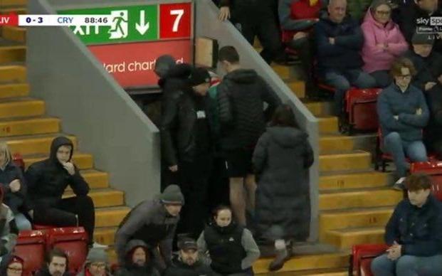 失望欺骗！利物浦近7场1胜6负，球迷比赛未结束提前离场