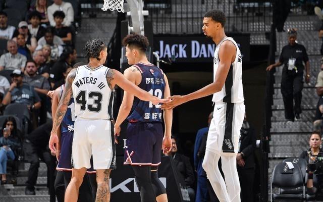 NBA季前赛：文班复出9+10+7陈国豪13