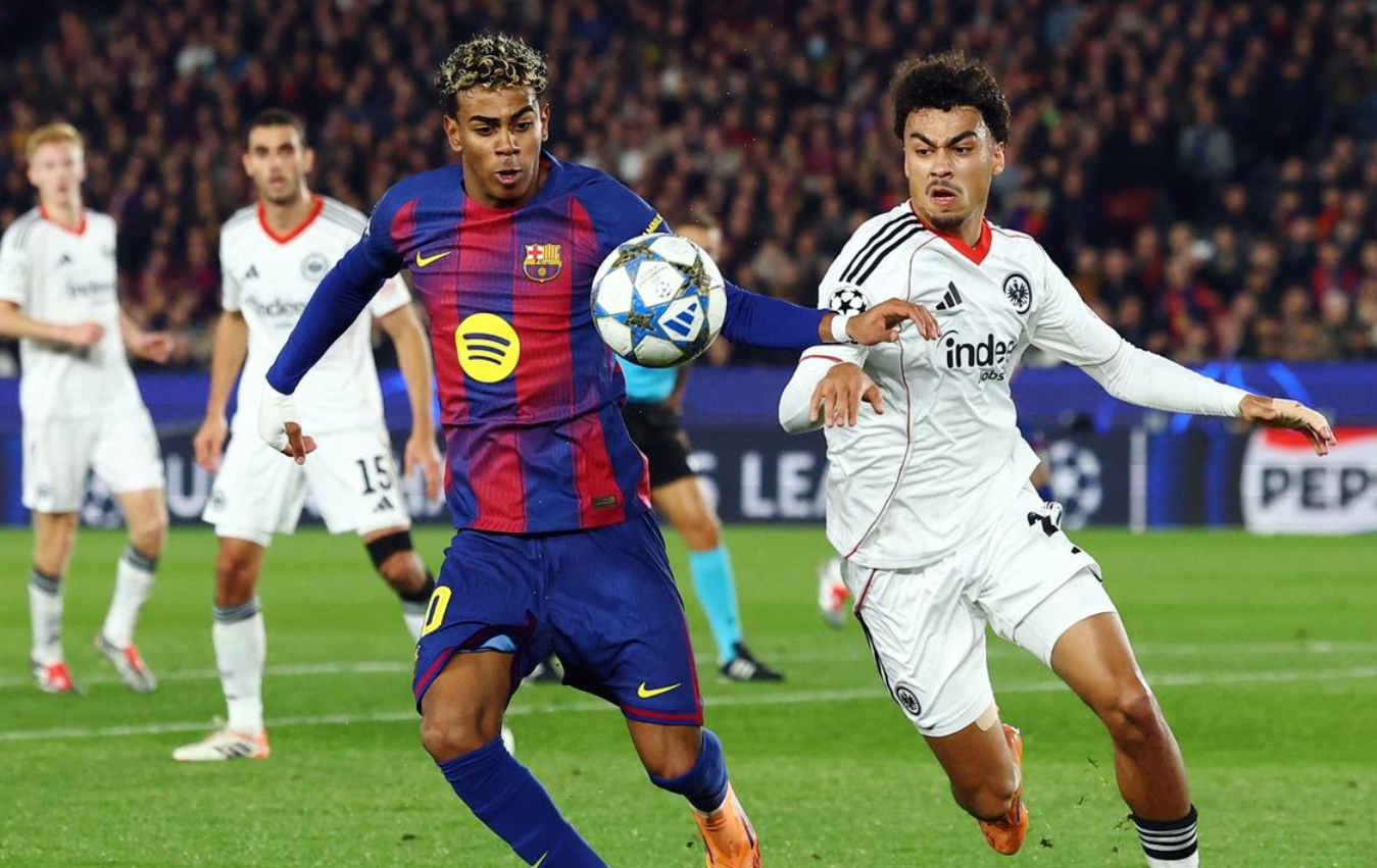 21逆转！超级后卫踢疯了，梅开二度导演逆袭，巴萨狂揽4连胜