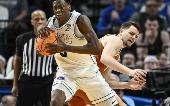 比肩库里！BYU新生疯三首秀狂轰35分10板，无奈惨遭一轮游