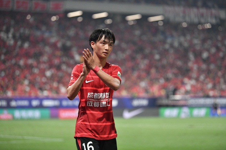 北青體育介紹楊明洋：身體略顯單薄，但韌勁十足且善于動腦子