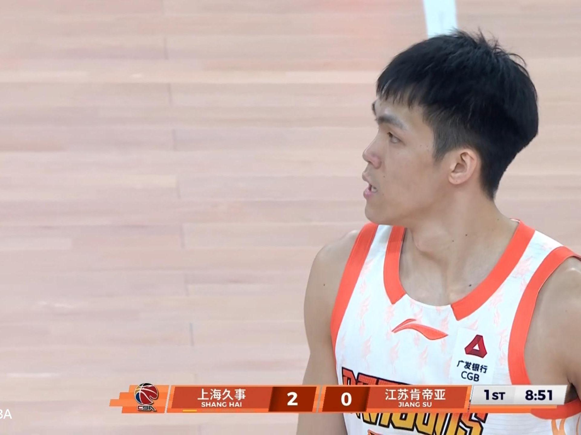 国产后卫巅峰对决，徐杰的全能VS庞峥