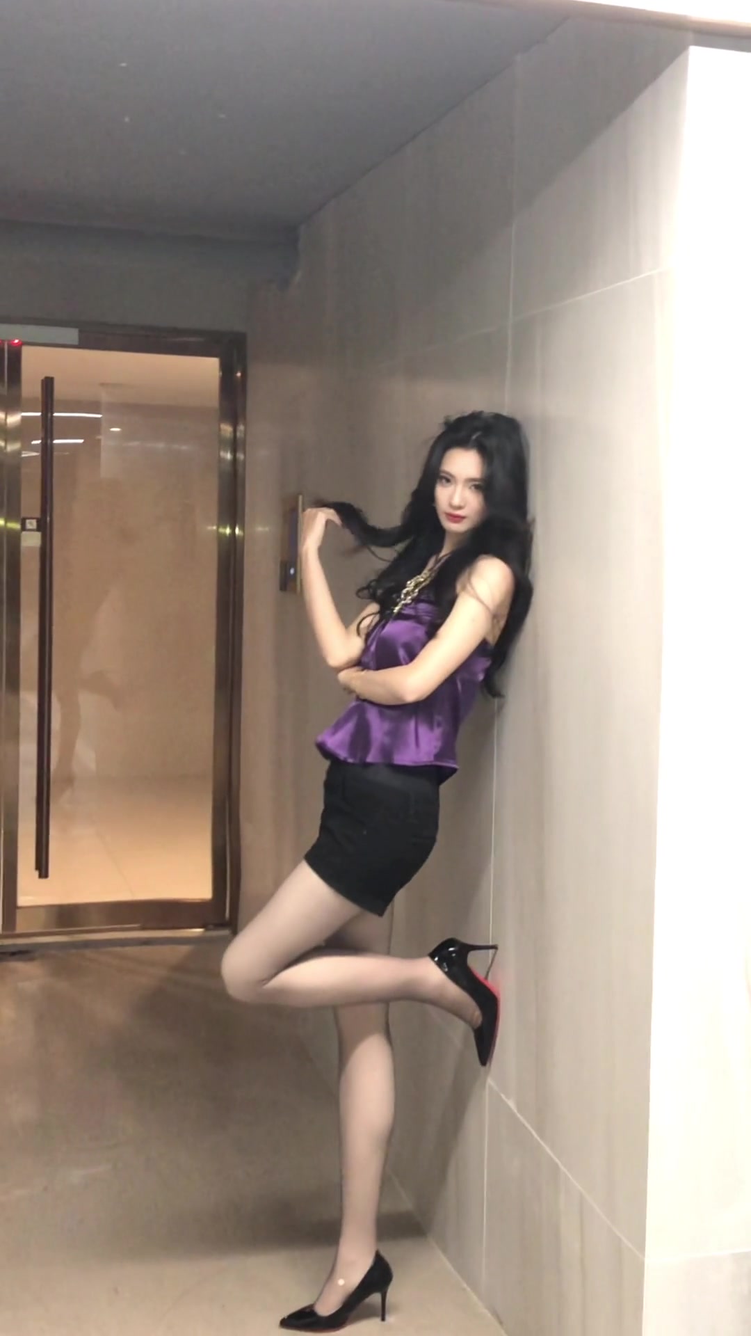 黑丝大长腿！美女登密盼盼这一身穿搭也太诱惑了吧美丽坏女人