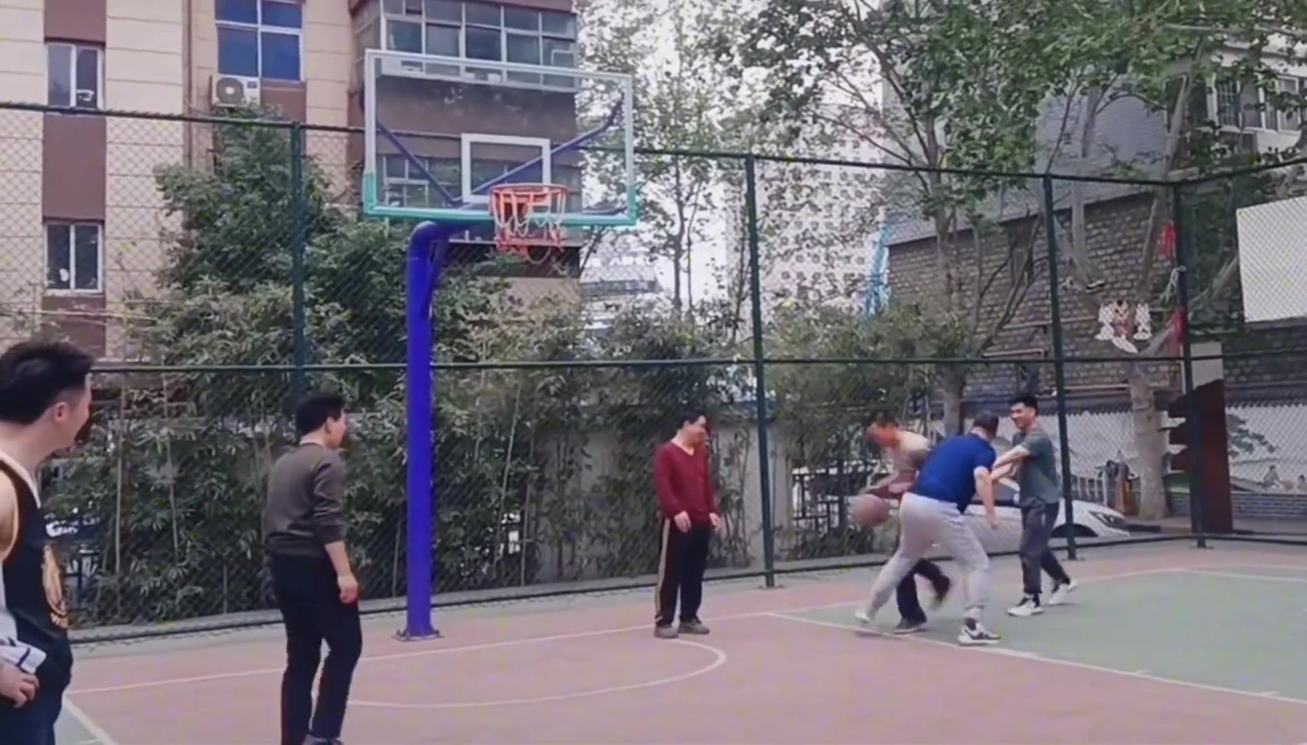 两个人没有对篮筐的一丝留念，满眼都是对方