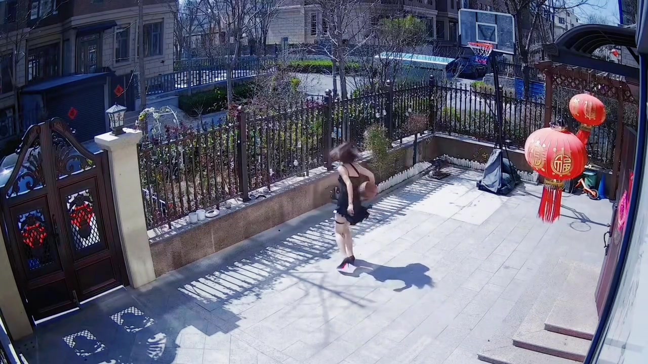 强者无惧环境！高跟鞋长裙丝毫不会影响运球跟投篮