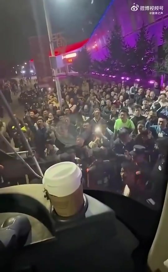 山西球迷是真热血啊！此前曾围堵广厦大巴齐声骂：许钟豪傻X