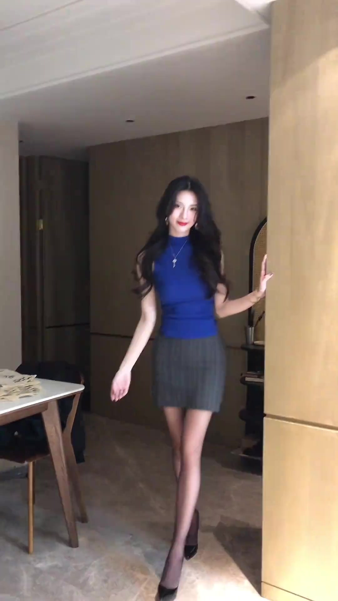 美女网红盼盼一身紫色裙搭配黑丝：你和她之间是否已经有了真感情