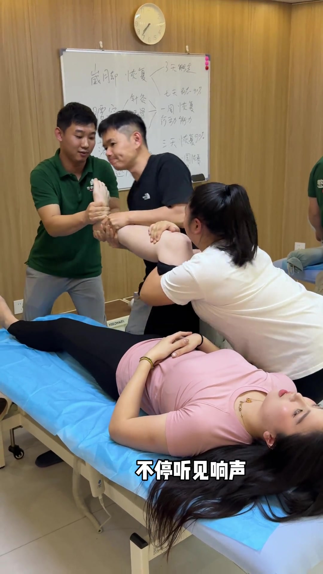 这身体谁顶得住啊！国产卡戴珊肘姐中医诊所按摩：师傅温柔一点