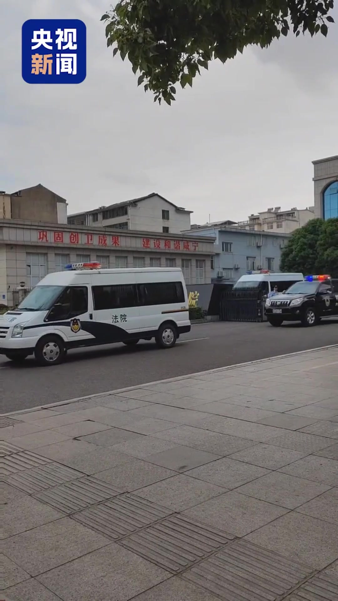 回家家咯央视现场拍到了李铁被押送回监狱