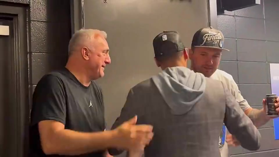 体重管理堪忧上季独行侠晋级西决之后，东契奇喝饮料被没收
