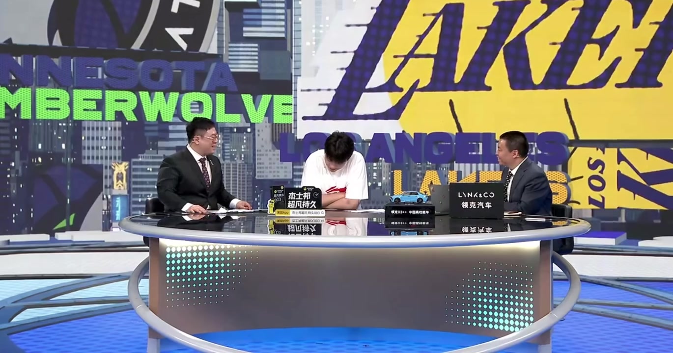 杨瀚森当嘉宾进入演播厅这广告放面前略显尴尬呀