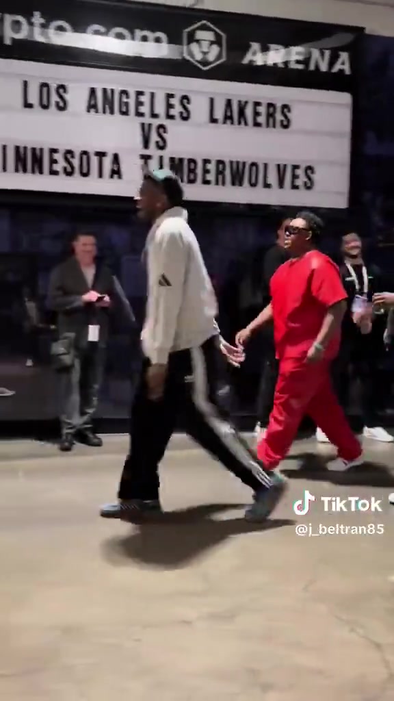 爱德华兹赛后球员通道模仿詹密夏普：Lakersin5！