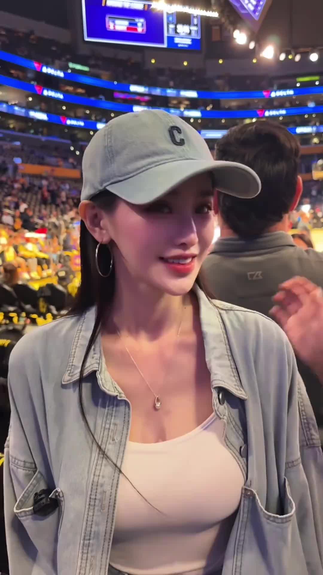 美女球迷现场看球被问到心中前三球星詹姆斯&科比和爱德华兹