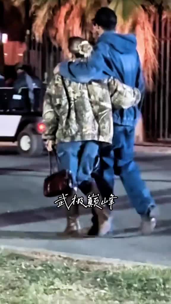 球场失意情场得意！布克被拍到与新女友深夜散步