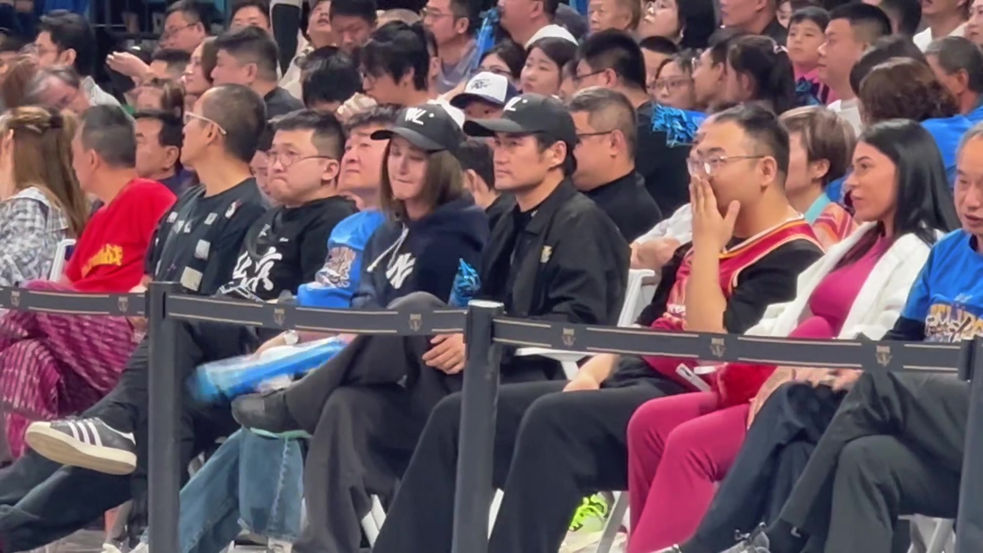 大明星来了！袁弘和张歆艺夫妻来观战京晋半决赛