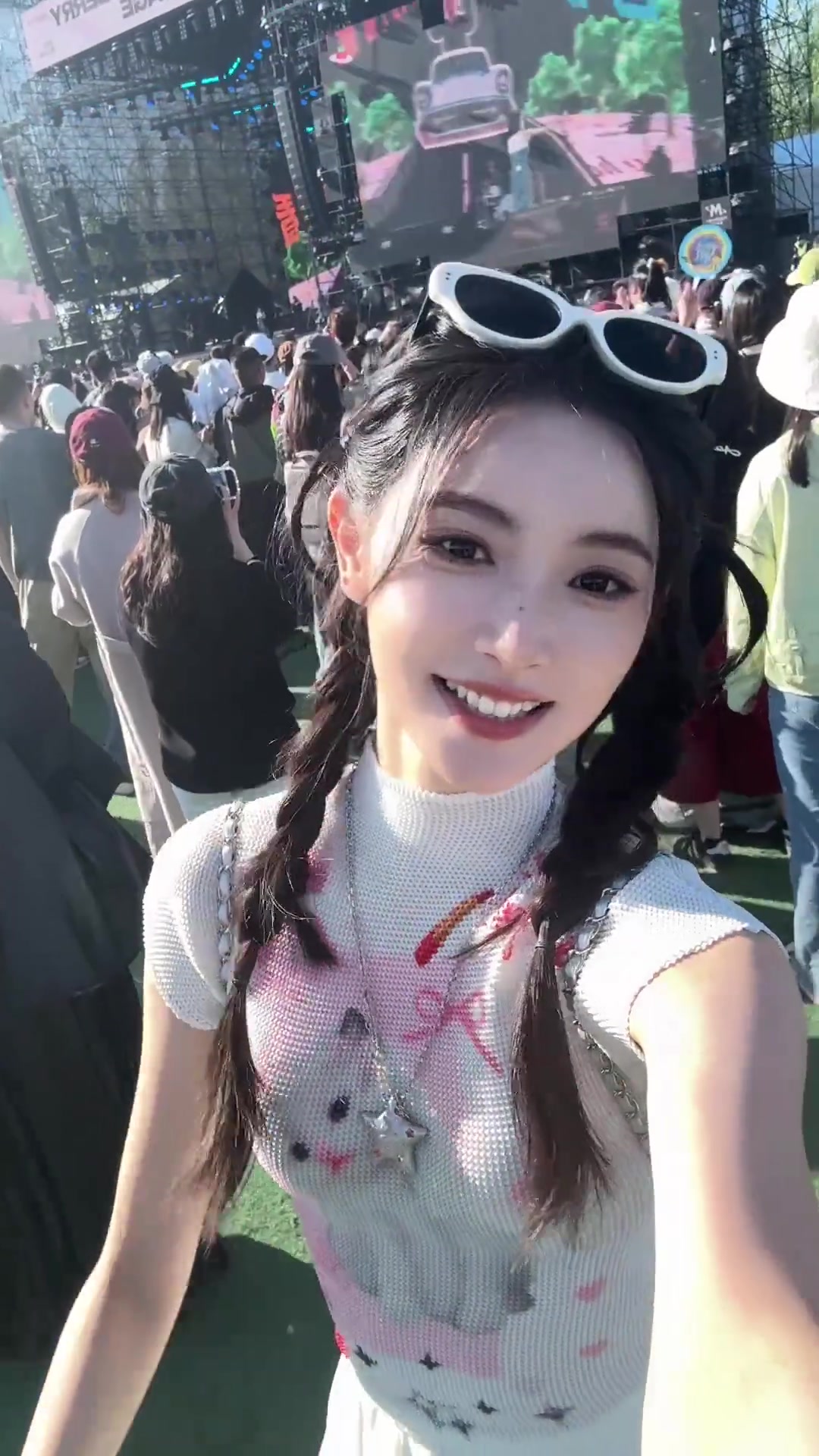 嗨起来！美女主播金佳悦参加草莓音乐节活动