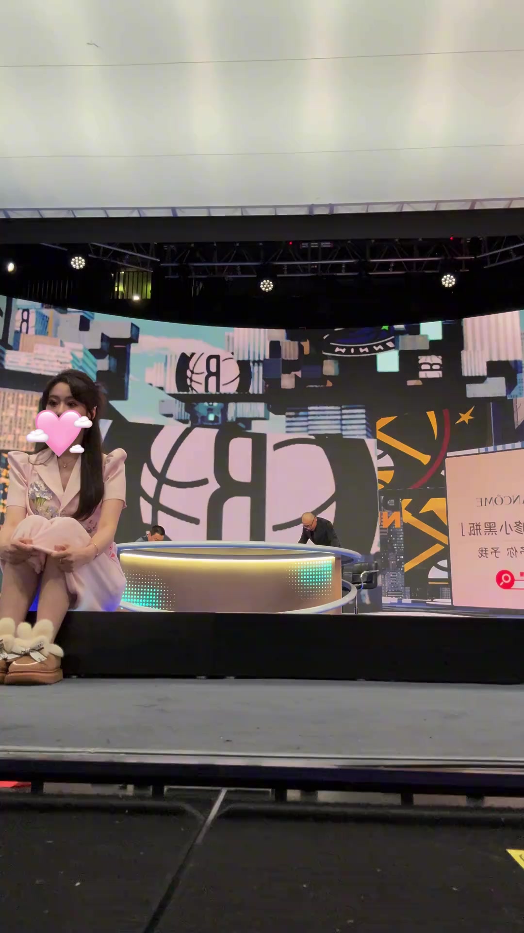 女主播果果看见戈登绝杀后，在演播室激动尖叫狂跳！