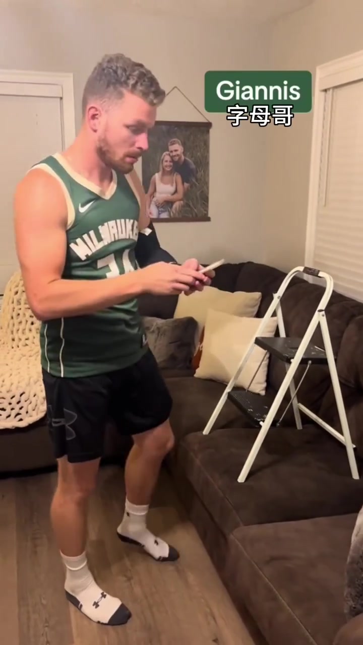 物是人非啊！当年网红恶搞各球星得知利拉德被交易到雄鹿的消息！