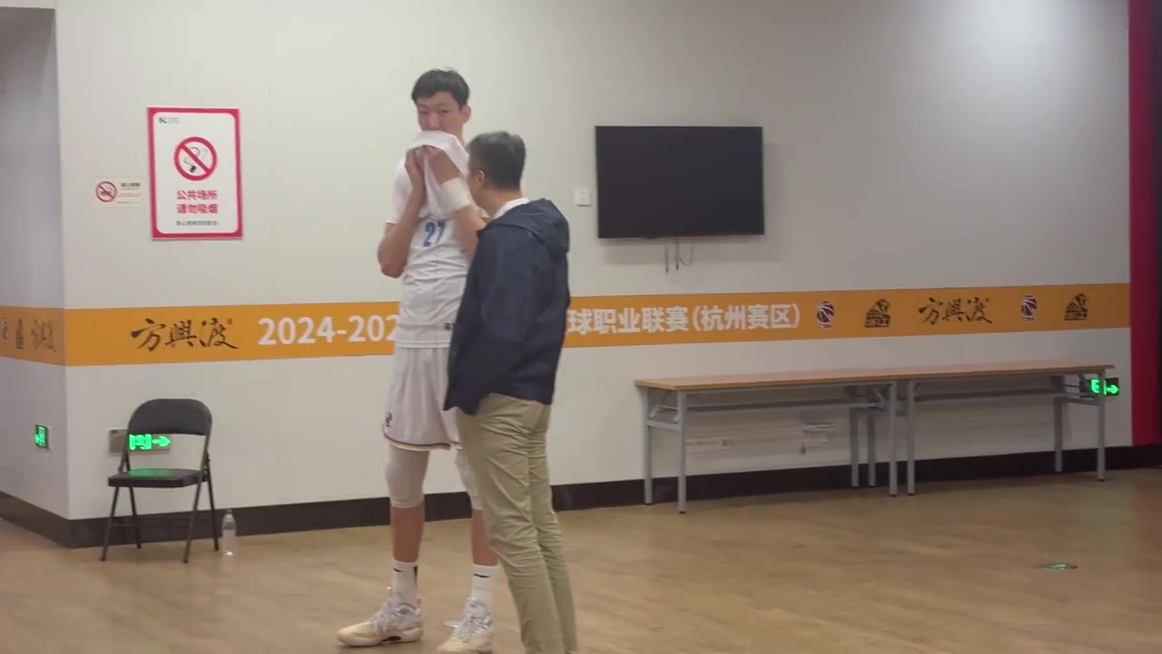 聊啥呢男篮主教练郭士强前来观看CBA总决赛，并与周琦热聊