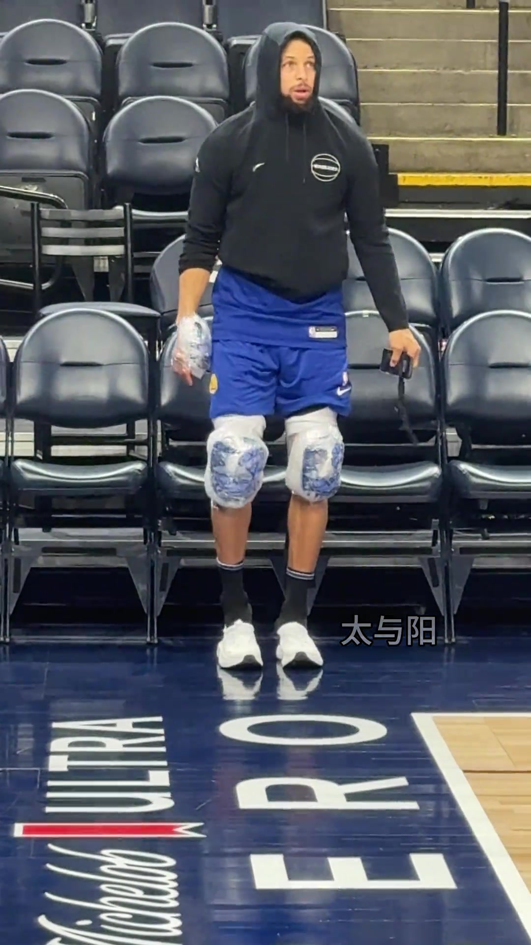 紧绷神经！库里赛前热身往膝盖缠了两块大冰袋！